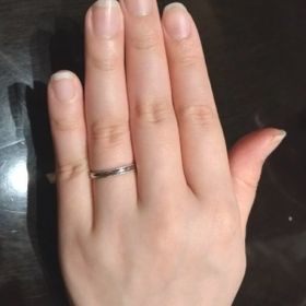 【ケイウノ ブライダル(K.UNO BRIDAL)の口コミ】 シンプルなミル打ちがキレイな装飾のリングであり、程よいクラシカル感が…