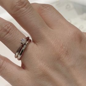 【GALA JEWELRY(ガラジュエリー)の口コミ】 婚約指輪と結婚指輪を重ね付けしたかったので華奢なリングにしました。シ…