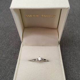 【AMOUR AMULET(アムール・アミュレット)の口コミ】 真ん中のダイヤと、両側にセットされた小さなダイヤがまるでお花のように…