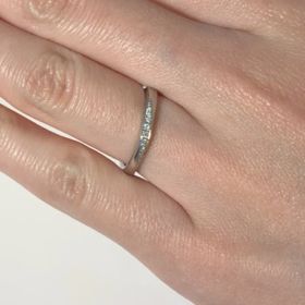 【TRECENTI(トレセンテ)の口コミ】 メレダイヤが斜めに配置されており、程良い数で上品だと感じました。ダイ…