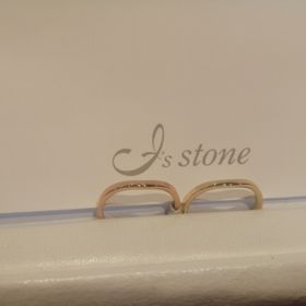 【I's stone(アイズストーン)の口コミ】 シンプルなデザインの中に1箇所曲線が入っていて、指にものすごく馴染むと…