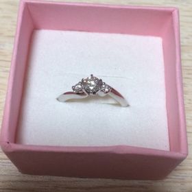 【アイプリモ(I-PRIMO)の口コミ】 ずっと欲しかった形で一目惚れでこれに決めました。
真ん中のダイヤモンド…