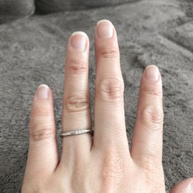 【エクセルコダイヤモンド(EXELCO DIAMOND)の口コミ】 仕事中は着けられないのでデザインがシンプルな物にしました。内側には誕…