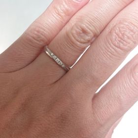 【GALA JEWELRY(ガラジュエリー)の口コミ】 指の長さを綺麗に出してくれるデザインを探していました。軽くウェーブが…