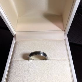 【FISCHER(フィッシャー)の口コミ】 色々な店舗を巡って様々な指輪で悩んでいましたが、この指輪はカーボンを…