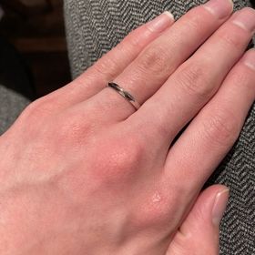 【ラザール ダイヤモンド(LAZARE DIAMOND)の口コミ】 
この指輪を選んだ1番の決め手はやっぱりデザインです。シンプルなものが…