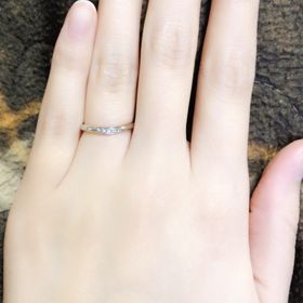 【銀座ダイヤモンドシライシの口コミ】 デザインがシンプルでさりげないダイヤが可愛かったから。デザインも派手…