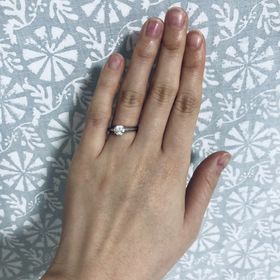 【ティファニー(Tiffany & Co.)の口コミ】 どんな指輪とも合わせやすくスタンダードなかぎ爪のものがよかったため、…