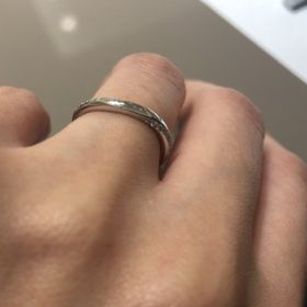 【4℃ BRIDAL(ヨンドシーブライダル)の口コミ】 素材はプラチナと決めていて価格と相談しながら決めました。
婚約指輪は頂…