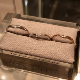 【Galopine & Galopin(ガロピーネガロパン)の口コミ】 ねじりのデザインの指輪です。ストレートタイプより動きがあり指輪でスマ…