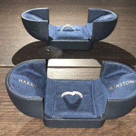 【ハリー・ウィンストン(Harry Winston)の口コミ】 他にないデザインで、見た瞬間に一目惚れしました。
シンプルなものから、…