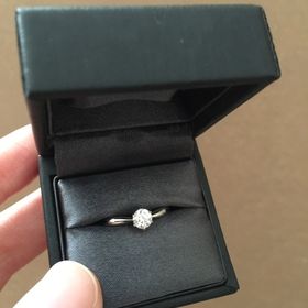 【ラザール ダイヤモンド(LAZARE DIAMOND)の口コミ】 ダイヤモンドの形と台座の形が好みだったのと、ダイヤモンドの品質にとて…