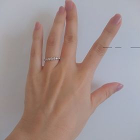 【銀座ダイヤモンドシライシの口コミ】 はじめは、結婚指輪はシンプルなものにしようと考えていましたがこちらを…