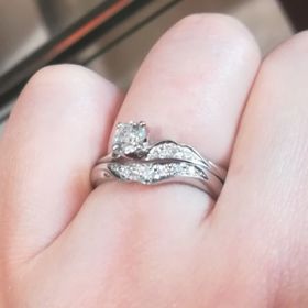 【俄(にわか)の口コミ】 他にはない個性的なデザインであり、装飾が上品で綺麗です。またダイヤモ…