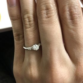 【銀座ダイヤモンドシライシの口コミ】 予算や希望に合わせて、沢山のものを見せていただき、理想の指輪を選ぶこ…
