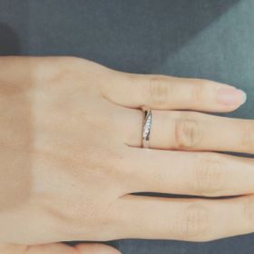 【ROYAL ASSCHER(ロイヤル・アッシャー)の口コミ】 メレダイヤの白い輝きとプラチナの輝きが相まって非常にキレイな輝きで存…