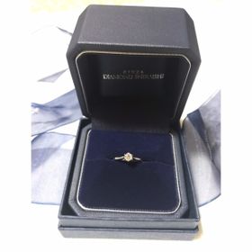 【銀座ダイヤモンドシライシの口コミ】 サイドがふたりが手をつなぐところをイメージしてあり、よく見るとハート…