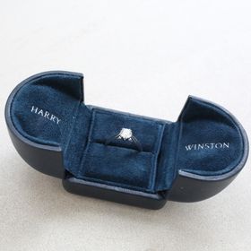 【ハリー・ウィンストン(Harry Winston)の口コミ】 ダイヤの質にこだわりを持った憧れのHarry Winstonの指輪を頂きました。
…