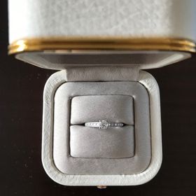【ブシュロン(BOUCHERON)の口コミ】 華やかなものがよかったのでデザインは中央に一石とその周りをメレダイヤ…