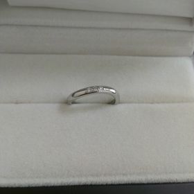 【Something Blue(サムシングブルー)の口コミ】 店員の方が私の手に合った指輪（細さ・石の数等）を何点か紹介してくださ…