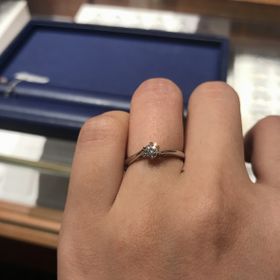 【銀座ダイヤモンドシライシの口コミ】 ダイヤ1粒、ストレートタイプのシンプルなデザインです。ダイヤを支える土…
