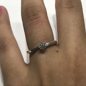 【4℃ BRIDAL(ヨンドシーブライダル)の口コミ】 中央にはダイヤ1粒、中央から左右側面にかけてメレダイヤが半周ついている…