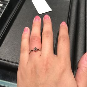 【ラザール ダイヤモンド(LAZARE DIAMOND)の口コミ】 ダイヤ1粒、ストレートタイプのシンプルな指輪です。真上から見るとダイヤ…