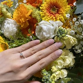 【銀座ダイヤモンドシライシの口コミ】 上質なダイヤモンドを取り扱っている。
丁寧な説明で信頼できる。
指輪選…