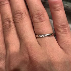 【ラザール ダイヤモンド(LAZARE DIAMOND)の口コミ】 ストレートタイプの指輪でメレダイヤが5つ並んでいるデザインです。中央の…