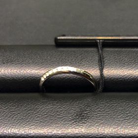 【ラザール ダイヤモンド(LAZARE DIAMOND)の口コミ】 メレダイヤが斜めに並んだストレートタイプの指輪です。ダイヤは中央が大…