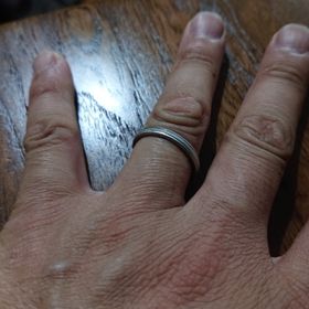 【【閉業】フラー・ジャコー(FURRER-JACOT)の口コミ】  シンプルだけどデザイン性があって何時でもつけていられる。
指の太さや…