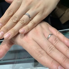 【アイプリモ(I-PRIMO)の口コミ】 重なるデザインが気に入りました。奥さんの指輪には宝石もあり、つけた感…