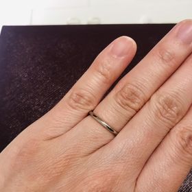 【GALA JEWELRY(ガラジュエリー)の口コミ】 シンプルでありながら、刻印も可能な結婚指輪を探していました。毎日つけ…