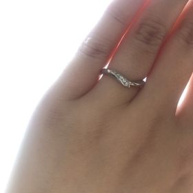 【俄(にわか)の口コミ】 指輪のデザインはもともとストレートと決めていたのですが、私は指と指の…