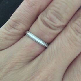 【4℃ BRIDAL(ヨンドシーブライダル)の口コミ】 アンティークなミル打ちデザインがかわいいと思っていたのと、ダイヤのエ…