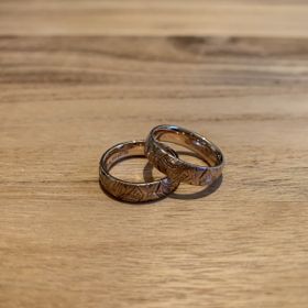 【HEART ISLAND(ハートアイランド)の口コミ】 彫りのリングを探していたので、私たちのイメージに合うものを見せていた…