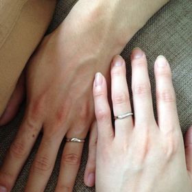 【アイプリモ(I-PRIMO)の口コミ】 細身でシンプルなデザインを探していました。真ん中に小さいダイヤが3つ輝…