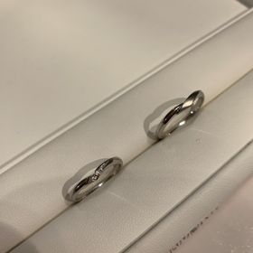 【CAFERING(カフェリング)の口コミ】 軽くVラインになっており、付けると指が細く見えます。ダイヤが真ん中にあ…