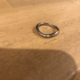 【ケイウノ ブライダル(K.UNO BRIDAL)の口コミ】 指が細く長く見えるデザインを求めてたどり着いたものです。
Ｖカットのデ…