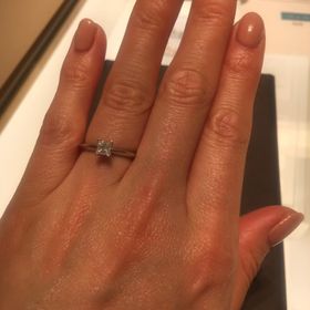 【ティファニー(Tiffany & Co.)の口コミ】 昔からTiffanyの婚約指輪に憧れがありました。
王道と言われるTiffanyセッ…