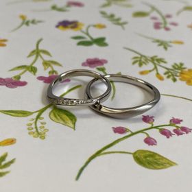 【Mariage ent(マリアージュエント)の口コミ】 指輪の捻れているデザイン、ダイヤが並んでいてとっても綺麗に見えるとこ…