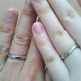 【銀座ダイヤモンドシライシの口コミ】 細さとデザインのバランスです。
シンプルながらも少し動きのあるデザイン…