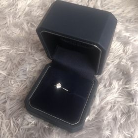 【銀座ダイヤモンドシライシの口コミ】 ダイアモンドの質と、指とのバランスで決めました。
婚約指輪はダイアモン…