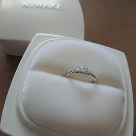 【俄(にわか)の口コミ】 立て爪の形の指輪が欲しく、でも出っ張りすぎていないものがよかった。こ…