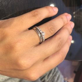 【ケイウノ ブライダル(K.UNO BRIDAL)の口コミ】 重ね付けした際の印象を重視して選びました。婚約指輪はその華やかな存在…