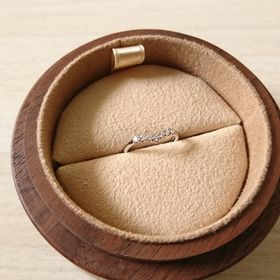 【COLANY(コラニー)の口コミ】 指が短いのでVラインのものを探していました。ダイヤが初め見た時は派手な…