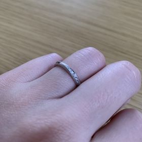 【銀座ダイヤモンドシライシの口コミ】 ストレートなデザインなのに、ダイヤが斜めに入っていることで動きがあり…