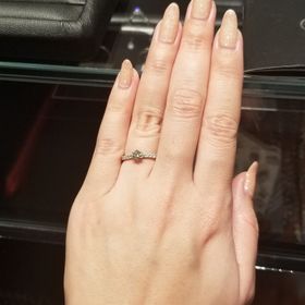 【エクセルコダイヤモンド(EXELCO DIAMOND)の口コミ】 アーム部分のダイヤモンドがそこまで大きくないので、華奢に見えるのが良…