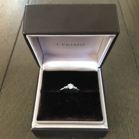 【アイプリモ(I-PRIMO)の口コミ】 もとから少し華やかな婚約指輪が欲しく、他のブランドでもメレダイヤの付…