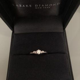 【ラザール ダイヤモンド(LAZARE DIAMOND)の口コミ】 中心のダイヤモンドの両脇に2粒ずつ石がついています。V字の形をした指輪…